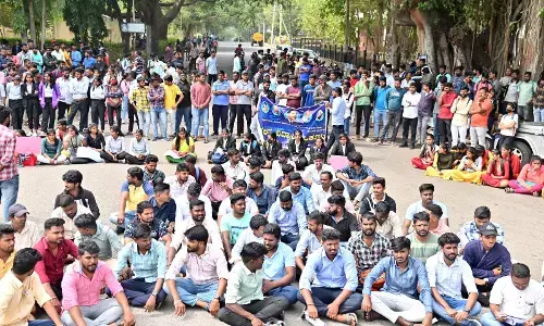 ಅಸ್ಪೃಶ್ಯತೆ ಆಚರಿಸಿದ ಮೈಸೂರು ವಿವಿ ಪ್ರಾಧ್ಯಾಪಕಿಯನ್ನು ವಜಾಗೊಳಿಸುವಂತೆ ಒತ್ತಾಯಿಸಿ ವಿದ್ಯಾರ್ಥಿಗಳ ಪ್ರತಿಭಟನೆ