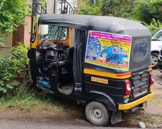 ಚಲಿಸುತ್ತಿದ್ದ ರಿಕ್ಷಾ ಚಾಲಕನಿಗೆ ಹೃದಯಾಘಾತ: ಪ್ರಯಾಣಿಕರಿಗೆ ಗಾಯ ಚಲಿಸುತ್ತಿದ್ದ ರಿಕ್ಷಾ ಚಾಲಕನಿಗೆ ಹೃದಯಾಘಾತ: ಪ್ರಯಾಣಿಕರಿಗೆ ಗಾಯ