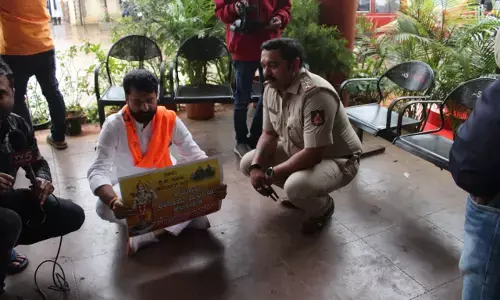 ಚಿಕ್ಕಮಗಳೂರು: ಪೊಲೀಸ್ ಠಾಣೆ ಎದುರು ಸಿ.ಟಿ.ರವಿ ಏಕಾಂಗಿ ಧರಣಿ