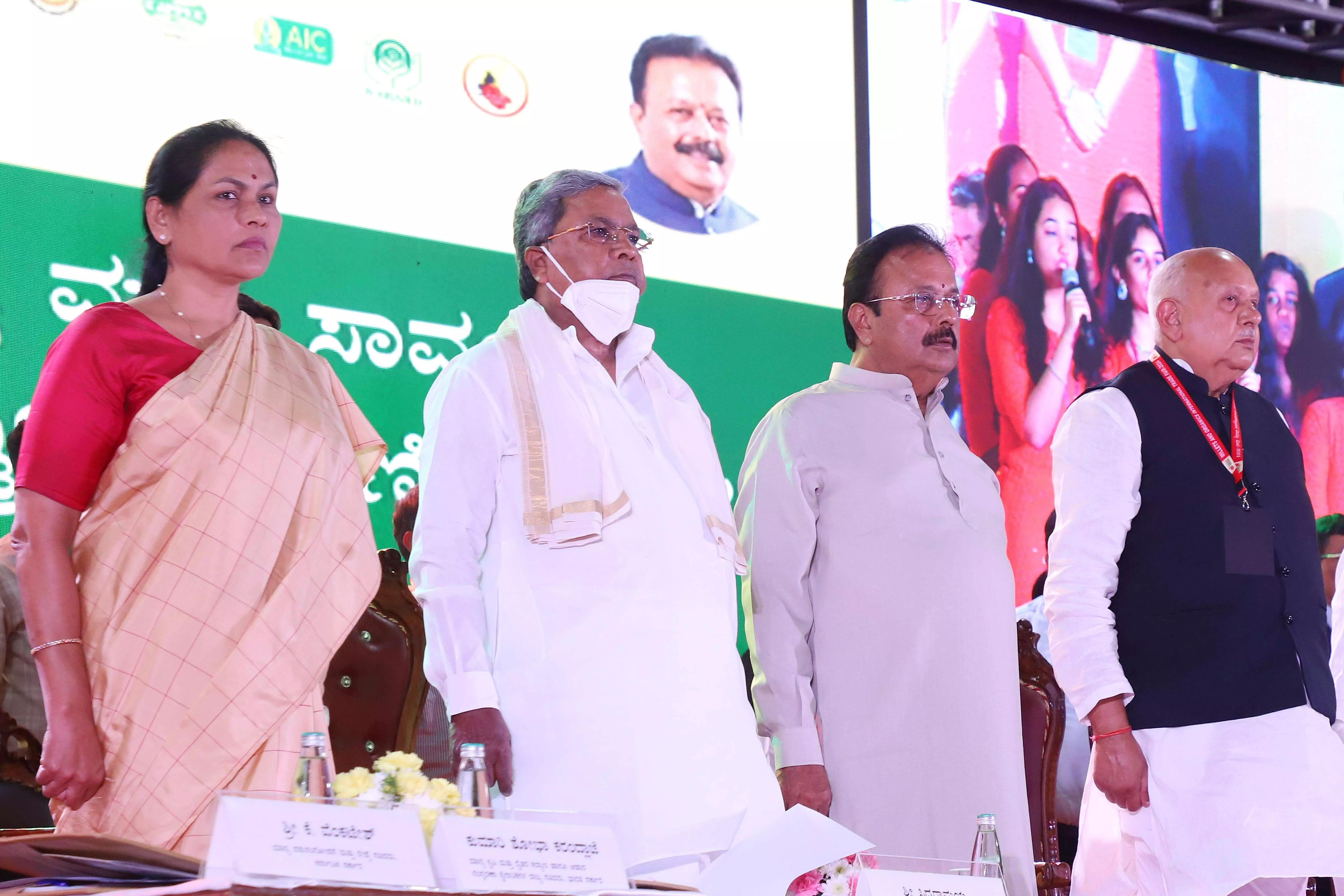 ರಾಮ ಮಂದಿರ ಉದ್ಘಾಟನೆ ಸಮಾರಂಭ: ಯುಪಿ ಸಚಿವರಿಂದ ಸಿಎಂ ಸಿದ್ದರಾಮಯ್ಯಗೆ ಆಹ್ವಾನ ರಾಮ ಮಂದಿರ ಉದ್ಘಾಟನೆ ಸಮಾರಂಭ: ಯುಪಿ ಸಚಿವರಿಂದ ಸಿಎಂ ಸಿದ್ದರಾಮಯ್ಯಗೆ ಆಹ್ವಾನ