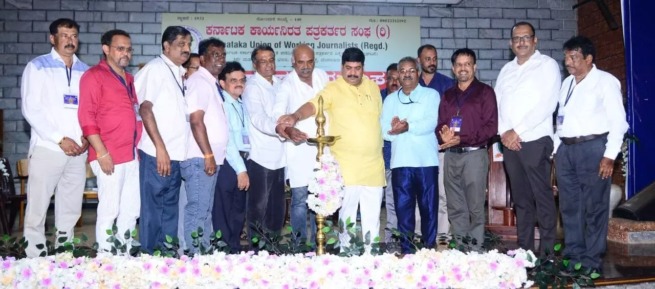 ಕರ್ನಾಟಕ ಕಾರ್ಯನಿರತ ಪತ್ರಕರ್ತರ ಸಂಘದ 90ನೇ ವಾರ್ಷಿಕ ಸರ್ವ ಸದಸ್ಯರ ಸಭೆ ಕರ್ನಾಟಕ ಕಾರ್ಯನಿರತ ಪತ್ರಕರ್ತರ ಸಂಘದ 90ನೇ ವಾರ್ಷಿಕ ಸರ್ವ ಸದಸ್ಯರ ಸಭೆ