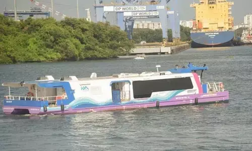 ಕೊಚ್ಚಿ ವಾಟರ್ ಮೆಟ್ರೋಗಾಗಿ ನಿರ್ಮಿಸಿದ್ದ ಎರಡು ಬೋಟ್‌ಗಳು ಉತ್ತರ ಪ್ರದೇಶಕ್ಕೆ ರವಾನೆ