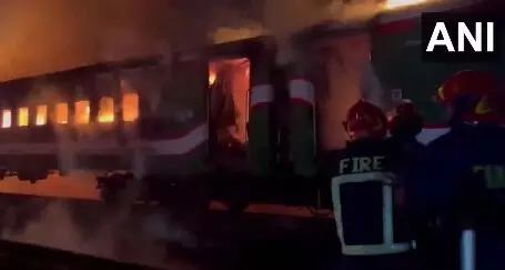 ಬಾಂಗ್ಲಾದೇಶ: ಸಾರ್ವತ್ರಿಕ ಚುನಾವಣೆ ಮುನ್ನಾ ದಿನ ರೈಲಿಗೆ ಬೆಂಕಿ; ನಾಲ್ವರು ಮೃತ್ಯು ಬಾಂಗ್ಲಾದೇಶ: ಸಾರ್ವತ್ರಿಕ ಚುನಾವಣೆ ಮುನ್ನಾ ದಿನ ರೈಲಿಗೆ ಬೆಂಕಿ; ನಾಲ್ವರು ಮೃತ್ಯು