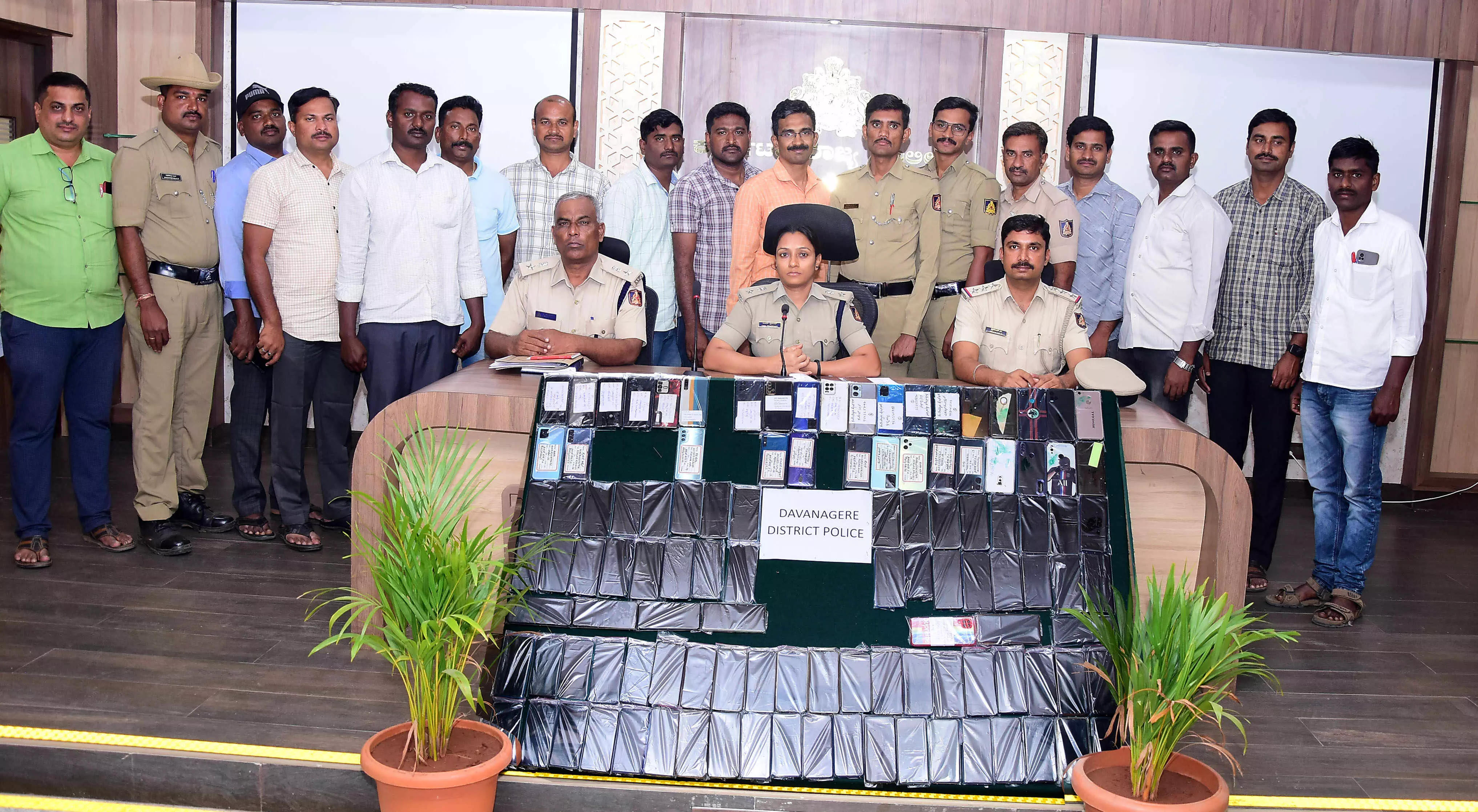ದಾವಣಗೆರೆ| ಕಳ್ಳತನವಾಗಿದ್ದ ಮೊಬೈಲ್ ಗಳನ್ನು ವಾರಸುದಾರರಿಗೆ ಹಿಂದಿರುಗಿಸಿದ ಪೊಲೀಸರು.