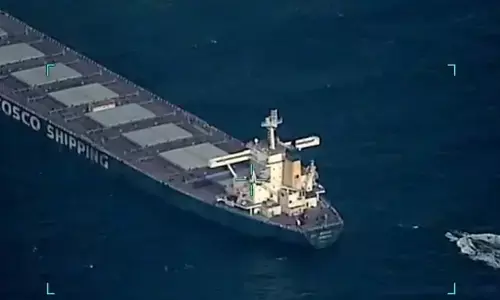 ಹೈಜಾಕ್‌ ಯತ್ನದಿಂದ 15 ಭಾರತೀಯರು ಸೇರಿದಂತೆ 21 ಸಿಬ್ಬಂದಿಯಿದ್ದ ವಾಣಿಜ್ಯ ಹಡಗನ್ನು ರಕ್ಷಿಸಿದ ಭಾರತೀಯ ನೌಕಾಪಡೆ