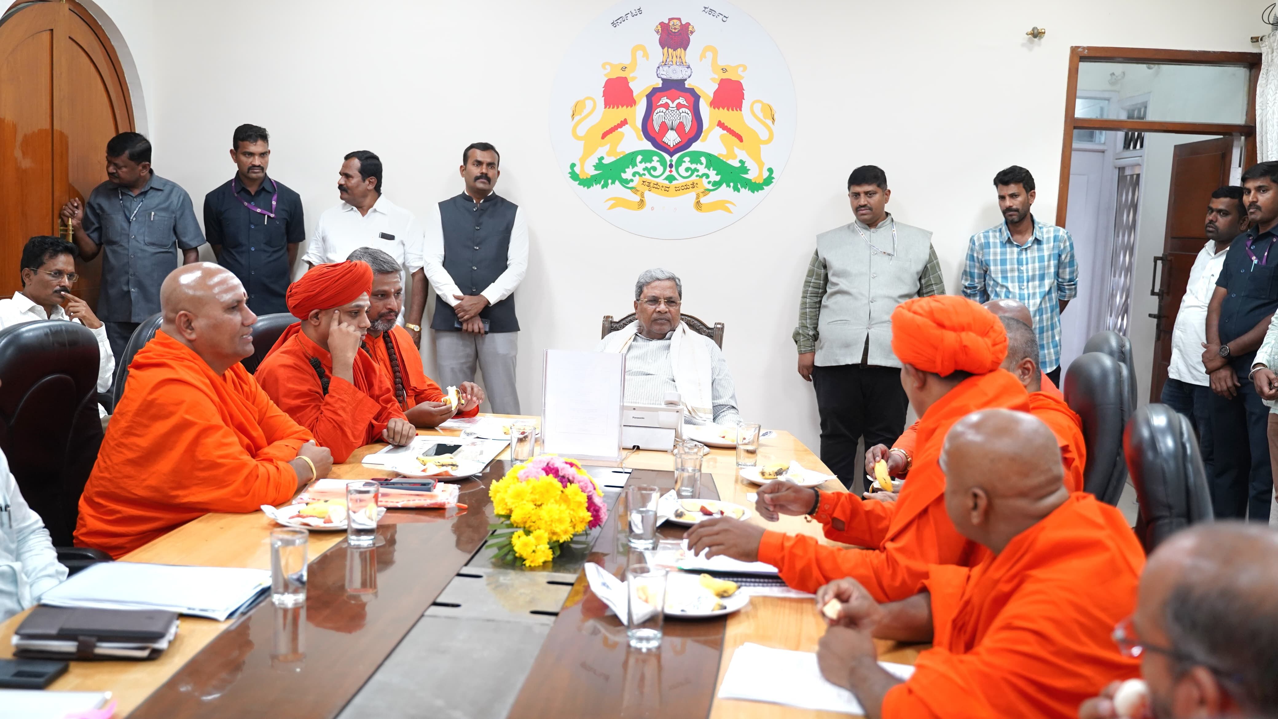 ಜಾತಿಗಣತಿ ವರದಿ ಸ್ವೀಕರಿಸುವಂತೆ ಹಿಂದುಳಿದ ವರ್ಗಗಳ ಸ್ವಾಮೀಜಿಗಳಿಂದ ಸಿಎಂ ಗೆ ಮನವಿ