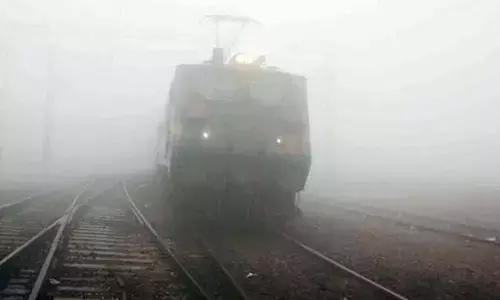 ಚಲಿಸುತ್ತಿದ್ದ ರೈಲಿನಲ್ಲಿ ಚಳಿ ತಡೆಯಲಾಗದೇ ಬೆಂಕಿ ಹಾಕಿ ಚಳಿ ಕಾಯಿಸಿದ ಪ್ರಯಾಣಿಕರು!