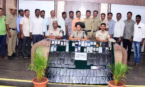 ದಾವಣಗೆರೆ| ಕಳ್ಳತನವಾಗಿದ್ದ ಮೊಬೈಲ್ ಗಳನ್ನು ವಾರಸುದಾರರಿಗೆ ಹಿಂದಿರುಗಿಸಿದ ಪೊಲೀಸರು.