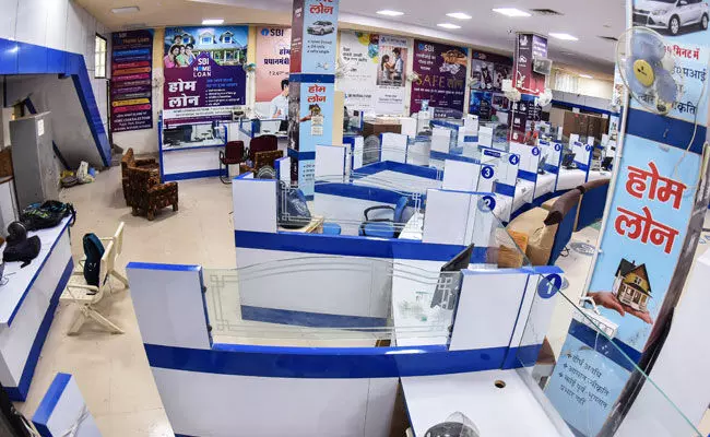 ಕಾರು, ವೈಯಕ್ತಿಕ ಸಾಲಗಳ ಮೇಲಿನ ಬಡ್ಡಿದರಗಳನ್ನು ಸದ್ದಿಲ್ಲದೆ ಹೆಚ್ಚಿಸುತ್ತಿರುವ ಬ್ಯಾಂಕುಗಳು: ವರದಿ