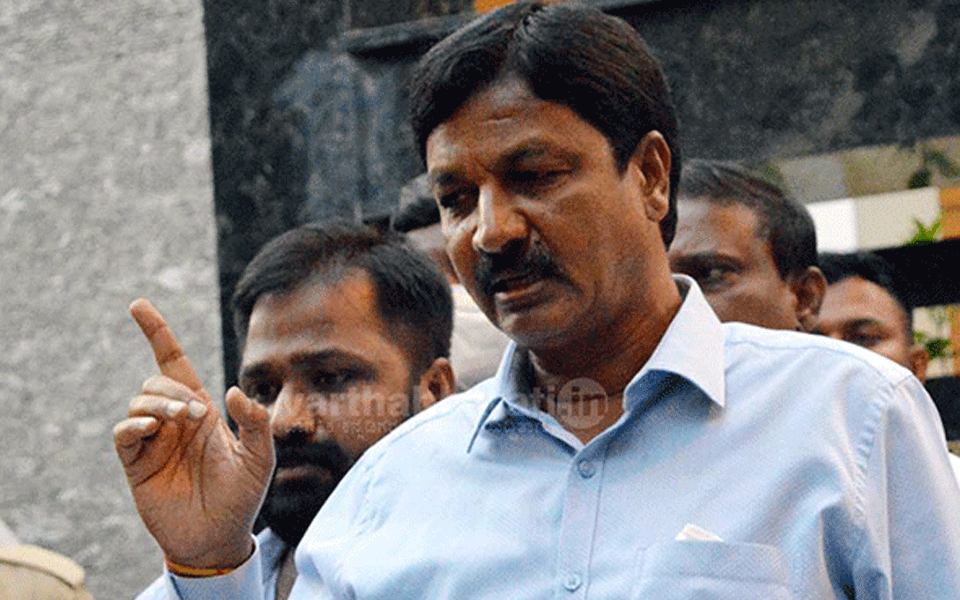 ಬ್ಯಾಂಕ್‍ಗೆ ಸಾಲ ಮರುಪಾವತಿಸದೆ ವಂಚನೆ ಆರೋಪ: ರಮೇಶ್ ಜಾರಕಿಹೊಳಿ ಸೇರಿ ಮೂವರ ವಿರುದ್ಧ ಎಫ್‍ಐಆರ್