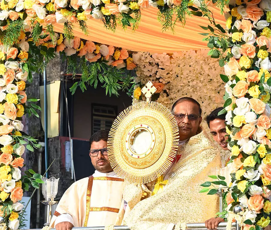 ಮಂಗಳೂರಿನಲ್ಲಿ ಪವಿತ್ರ ಪರಮ ಪ್ರಸಾದದ ಮೆರವಣಿಗೆ ಮಂಗಳೂರಿನಲ್ಲಿ ಪವಿತ್ರ ಪರಮ ಪ್ರಸಾದದ ಮೆರವಣಿಗೆ