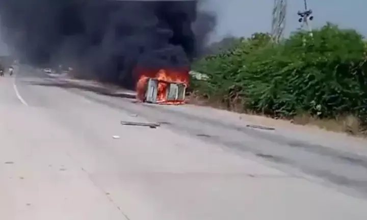 ಕಲಬುರಗಿ| ರಸ್ತೆ ಮಧ್ಯೆ ಹೊತ್ತಿ ಉರಿದ ಕಾರು: ಇಬ್ಬರಿಗೆ ಗಾಯ