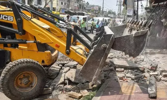 ದಿಲ್ಲಿಯಲ್ಲಿ ಅಕ್ರಮ ಕಟ್ಟಡಗಳ ನೆಲಸಮ ಕಾರ್ಯಾಚರಣೆ: ಕೊರೆಯುವ ಚಳಿಯಲ್ಲಿ ನಿರಾಶ್ರಿತರಾದ ಜನರು