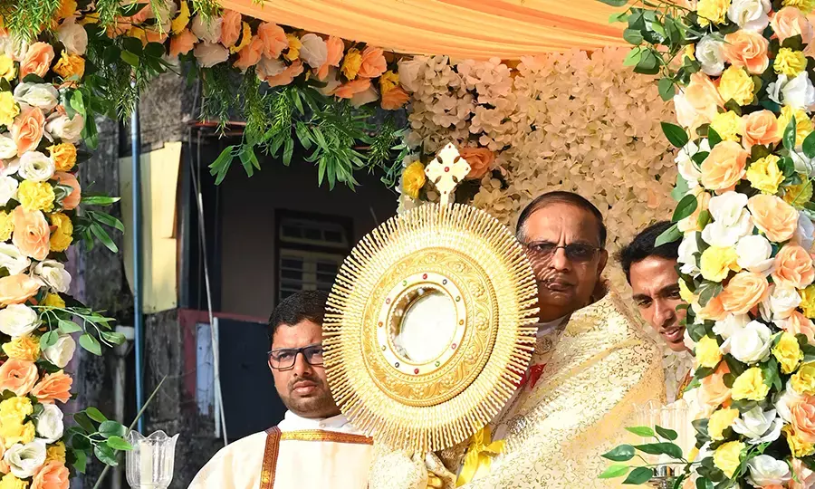 ಮಂಗಳೂರಿನಲ್ಲಿ ಪವಿತ್ರ ಪರಮ ಪ್ರಸಾದದ ಮೆರವಣಿಗೆ