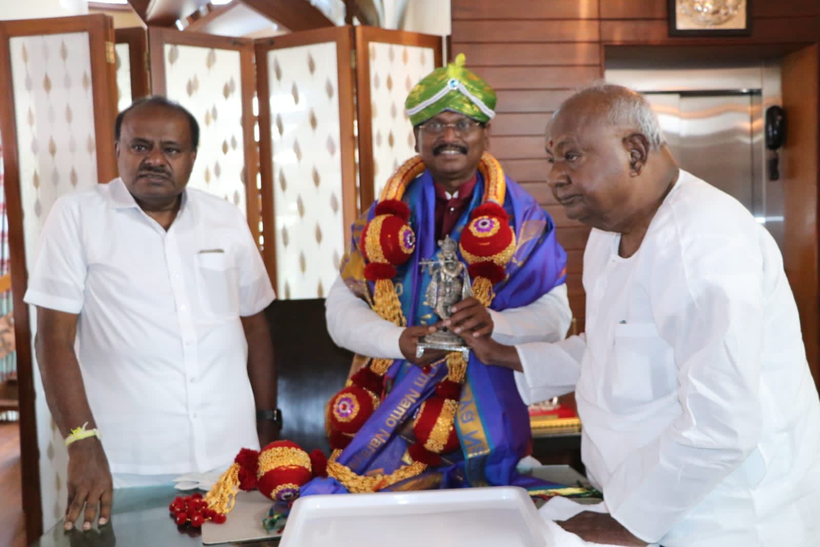 ಎಚ್.ಡಿ ದೇವೇಗೌಡರನ್ನು ಭೇಟಿಯಾದ ಕೇಂದ್ರ ಸಚಿವ ಅರ್ಜುನ್ ಮುಂಡಾ