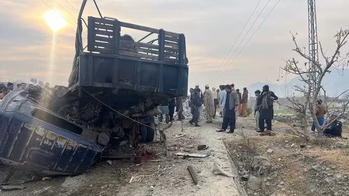 ಪಾಕಿಸ್ತಾನ: ಬಾಂಬ್ ದಾಳಿ, 5 ಪೊಲೀಸರ ಮೃತ್ಯು ಪಾಕಿಸ್ತಾನ: ಬಾಂಬ್ ದಾಳಿ, 5 ಪೊಲೀಸರ ಮೃತ್ಯು