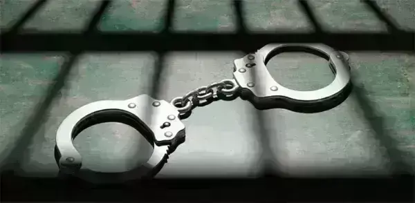 ದಾವಣಗೆರೆ| ಡ್ರಾಪ್ ಕೇಳುವ ನೆಪದಲ್ಲಿ ವಿದ್ಯಾರ್ಥಿಗಳಿಬ್ಬರನ್ನು ಕರೆದೊಯ್ದು ಸುಲಿಗೆ: ಆರೋಪಿ ಬಂಧನ ದಾವಣಗೆರೆ| ಡ್ರಾಪ್ ಕೇಳುವ ನೆಪದಲ್ಲಿ ವಿದ್ಯಾರ್ಥಿಗಳಿಬ್ಬರನ್ನು ಕರೆದೊಯ್ದು ಸುಲಿಗೆ: ಆರೋಪಿ ಬಂಧನ