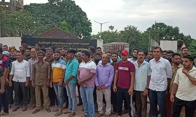 ಎಚ್‌ಪಿಸಿಎಲ್‌ ಗ್ಯಾಸ್‌ ಲಾರಿ ಫಿಲ್ಲಿಂಗ್‌ ನೌಕರರ ಸಂಬಳ ಕಡಿತಕ್ಕೆ ಲಾರಿ ಮಾಲಕರ ನಿರ್ಧಾರ: ಟ್ಯಾಂಕರ್‌ ತಡೆದು ನೌಕರರಿಂದ ಧರಣಿ