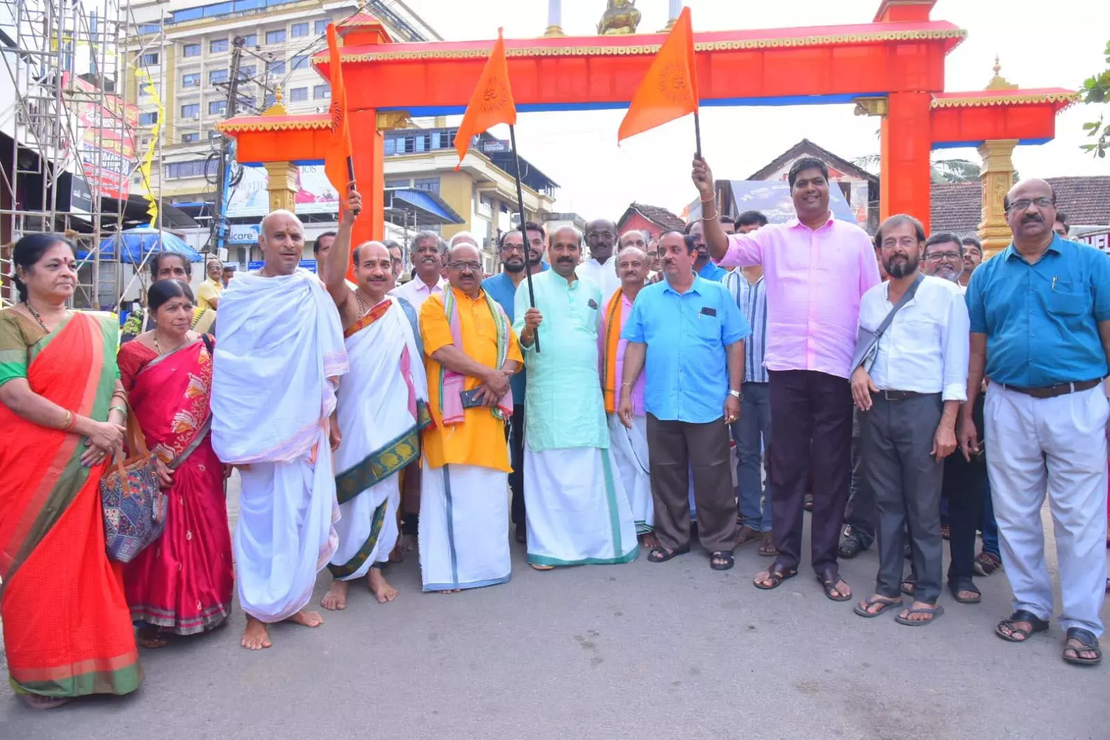 ಪುತ್ತಿಗೆ ಪರ್ಯಾಯ ಮಹೋತ್ಸವ: ಹೊರಕಾಣಿಕೆ ಮೆರವಣಿಗೆಗೆ ಚಾಲನೆ ಪುತ್ತಿಗೆ ಪರ್ಯಾಯ ಮಹೋತ್ಸವ: ಹೊರಕಾಣಿಕೆ ಮೆರವಣಿಗೆಗೆ ಚಾಲನೆ