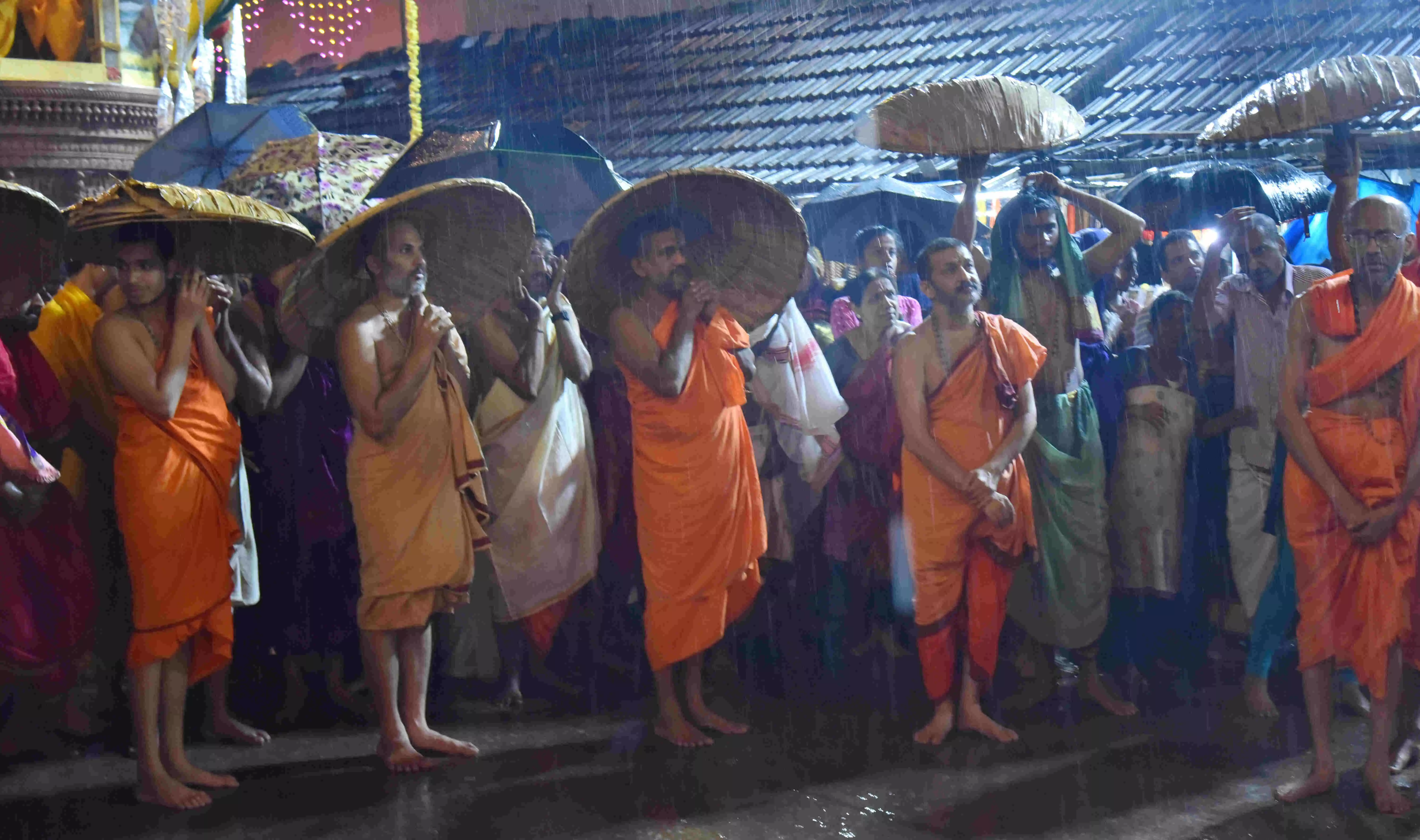 ಉಡುಪಿ: ಸುರಿಯುವ ಮಳೆಯ ಮಧ್ಯ ಸಪ್ತೋತ್ಸವ ಆರಂಭ ಉಡುಪಿ: ಸುರಿಯುವ ಮಳೆಯ ಮಧ್ಯ ಸಪ್ತೋತ್ಸವ ಆರಂಭ