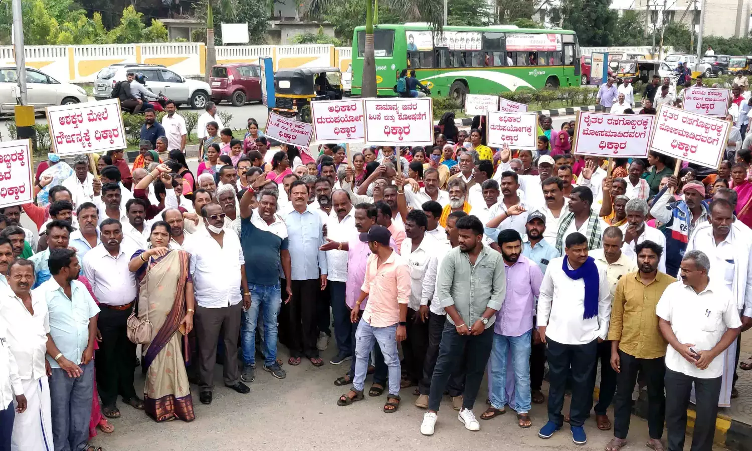 ಹಾಸನ: ರೇವಣ್ಣ ಕುಟುಂಬದ ವಿರುದ್ದ ಮಾಜಿ ಶಾಸಕ ಎ.ಟಿ.ರಾಮಸ್ವಾಮಿ ನೇತೃತ್ವದಲ್ಲಿ  ಪ್ರತಿಭಟನೆ
