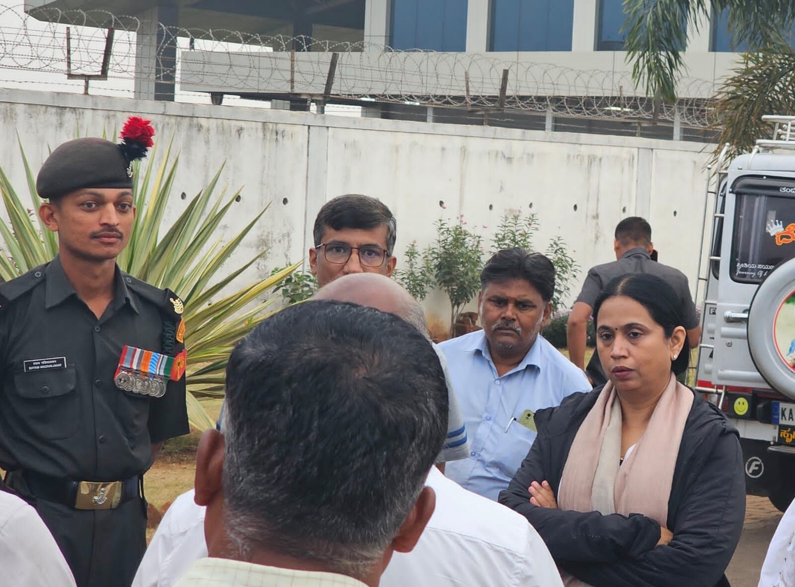 ಬೆಳಗಾವಿ ಯೋಧನ ನಿಧನ: ಕುಟುಂಬಸ್ಥರನ್ನು ಭೇಟಿ ಮಾಡಿ ಧೈರ್ಯ ತುಂಬಿದ ಸಚಿವೆ ಲಕ್ಷ್ಮೀ ಹೆಬ್ಬಾಳಕರ್