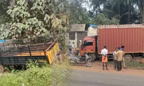 ಪೆರ್ನೆ: ಗ್ಯಾರೇಜ್‍ ಗೆ ನುಗ್ಗಿದ ಲಾರಿ; ಪಲ್ಟಿಯಾದ ಟೆಂಪೋ ರಿಕ್ಷಾ