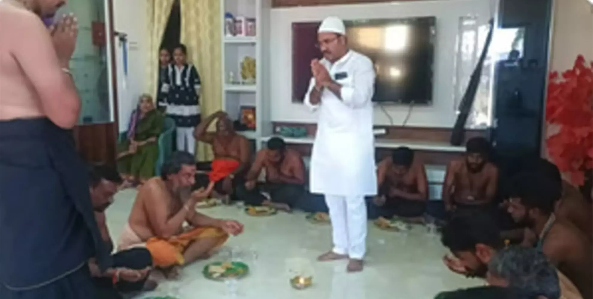 ಕೊಪ್ಪಳ: ಅಯ್ಯಪ್ಪ ವೃತಧಾರಿಗಳಿಗೆ ಅನ್ನಸಂತರ್ಪಣೆ ಆಯೋಜಿಸಿ ಧಾರ್ಮಿಕ ಸಾಮರಸ್ಯ ಮೆರೆದ ಮುಸ್ಲಿಂ ಕುಟುಂಬ ಕೊಪ್ಪಳ: ಅಯ್ಯಪ್ಪ ವೃತಧಾರಿಗಳಿಗೆ ಅನ್ನಸಂತರ್ಪಣೆ ಆಯೋಜಿಸಿ ಧಾರ್ಮಿಕ ಸಾಮರಸ್ಯ ಮೆರೆದ ಮುಸ್ಲಿಂ ಕುಟುಂಬ