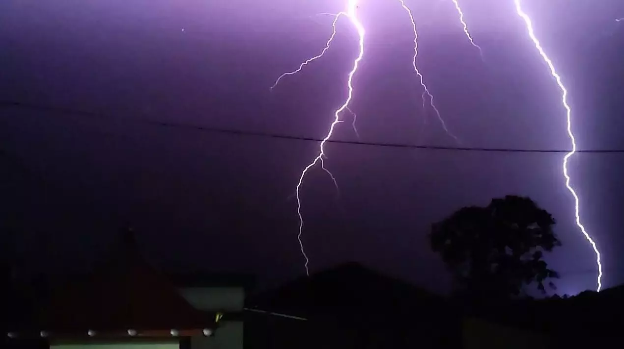 ಮರ್ಣೆ: ಸಿಡಿಲು ಬಡಿದು ಮನೆಗೆ ಹಾನಿ ಮರ್ಣೆ: ಸಿಡಿಲು ಬಡಿದು ಮನೆಗೆ ಹಾನಿ