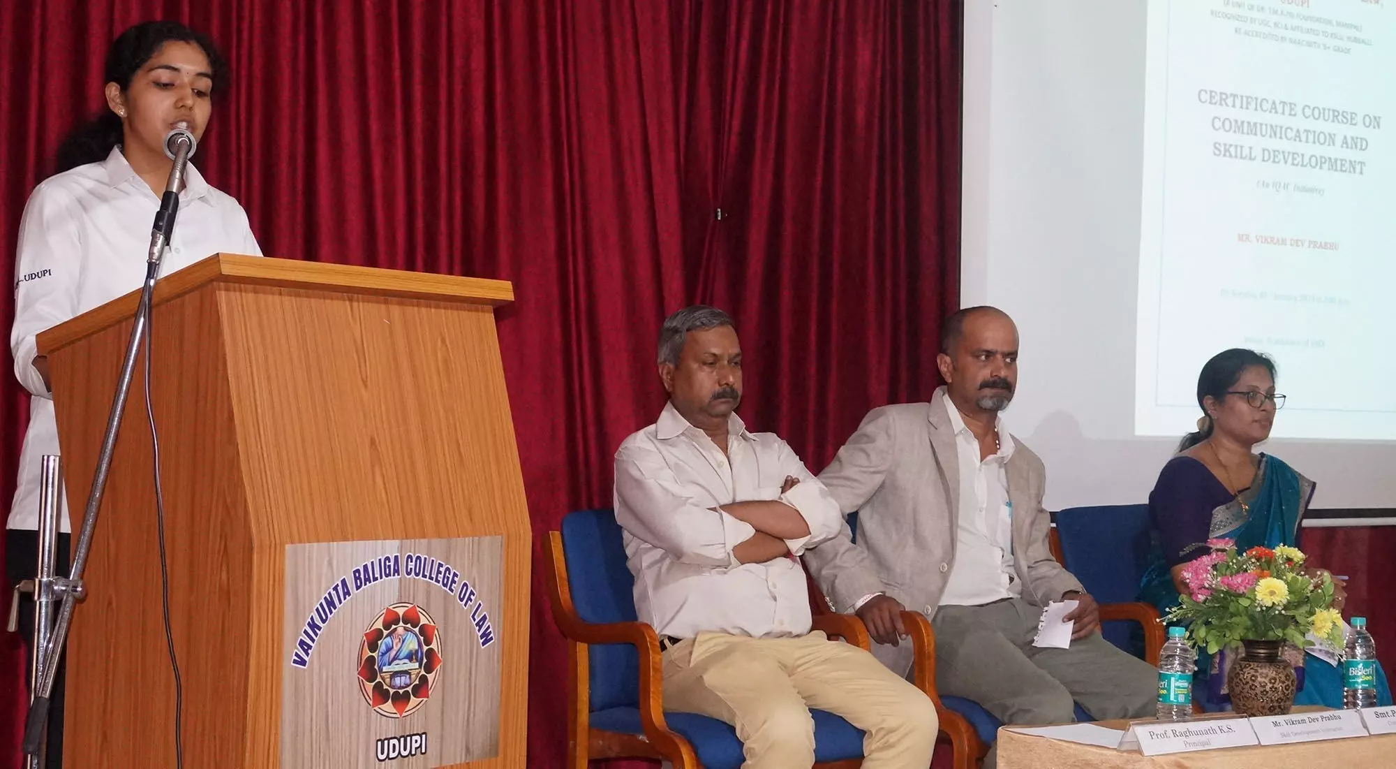 ವಿದ್ಯಾರ್ಥಿಗಳ ಯಶಸ್ಸಿಗೆ ಸಂವಹನ ಕೌಶಲ್ಯಗಳು ಅತ್ಯಗತ್ಯ: ವಿಕ್ರಮ್ದೇವ್ ಪ್ರಭು ವಿದ್ಯಾರ್ಥಿಗಳ ಯಶಸ್ಸಿಗೆ ಸಂವಹನ ಕೌಶಲ್ಯಗಳು ಅತ್ಯಗತ್ಯ: ವಿಕ್ರಮ್ದೇವ್ ಪ್ರಭು