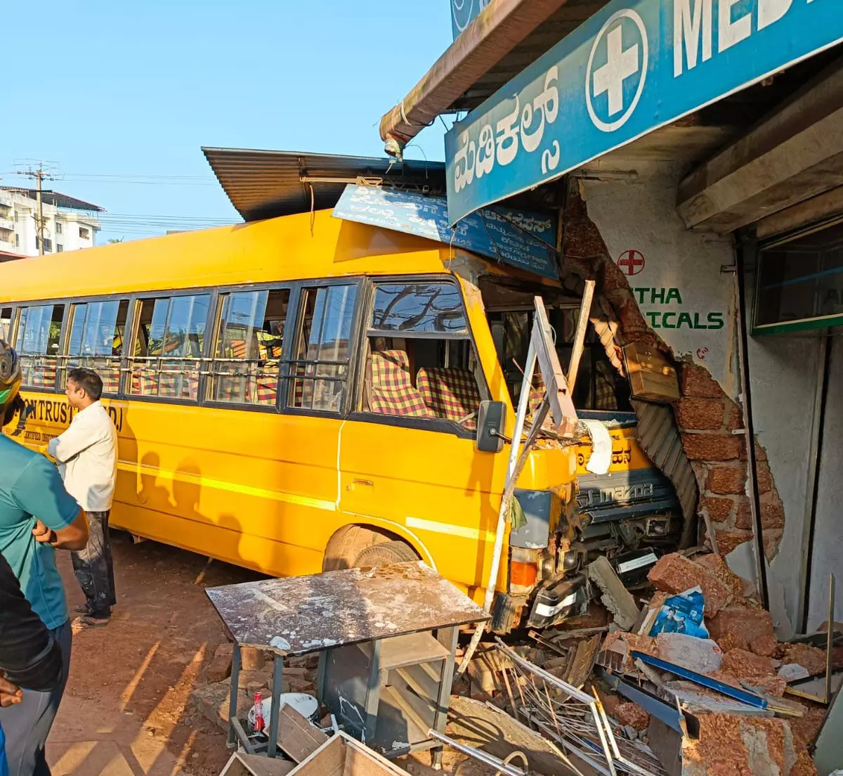 ಶಾಲಾ ವಾಹನ ಢಿಕ್ಕಿ: ಅಂಗಡಿಗಳಿಗೆ ಹಾನಿ ಶಾಲಾ ವಾಹನ ಢಿಕ್ಕಿ: ಅಂಗಡಿಗಳಿಗೆ ಹಾನಿ
