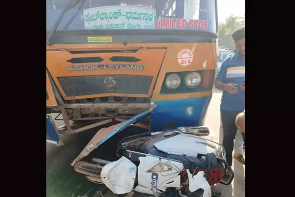 ದ್ವಿಚಕ್ರ ವಾಹನಕ್ಕೆ ಬಸ್ ಢಿಕ್ಕಿ: ವಿದ್ಯಾರ್ಥಿನಿಗೆ ಗಂಭೀರ ಗಾಯ ದ್ವಿಚಕ್ರ ವಾಹನಕ್ಕೆ ಬಸ್ ಢಿಕ್ಕಿ: ವಿದ್ಯಾರ್ಥಿನಿಗೆ ಗಂಭೀರ ಗಾಯ