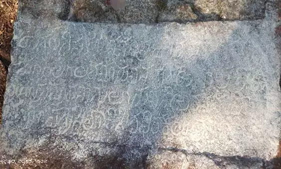 ಉಳ್ತೂರು-ಕಟ್ಟೆಮನೆಯಲ್ಲಿ ಶಾಸನೋಕ್ತ ವೀರಗಲ್ಲು ಪತ್ತೆ