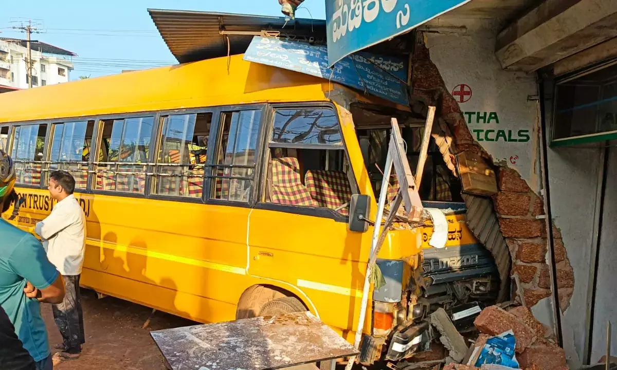 ಶಾಲಾ ವಾಹನ ಢಿಕ್ಕಿ: ಅಂಗಡಿಗಳಿಗೆ ಹಾನಿ