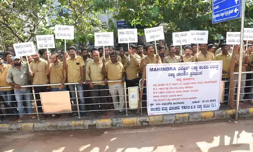 ಮಂಗಳೂರು: ಮಹೀಂದ್ರಾ ಇಲೆಕ್ಟ್ರಿಕ್ ರಿಕ್ಷಾ ಕಂಪೆನಿ ವಿರುದ್ಧ ರಿಕ್ಷಾ ಚಾಲಕರಿಂದ ಪ್ರತಿಭಟನೆ