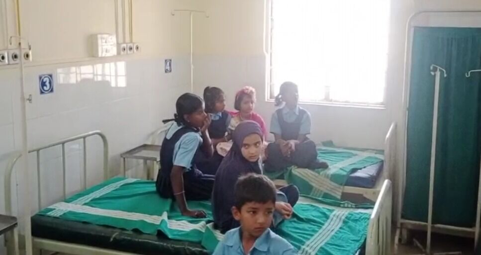 ಹುಕ್ಕೇರಿ|  ಹಲ್ಲಿ ಬಿದ್ದ ಹಾಲು ಕುಡಿದು ಶಾಲಾ ಮಕ್ಕಳು ಅಸ್ವಸ್ಥ, ಆಸ್ಪತ್ರೆಗೆ ದಾಖಲು