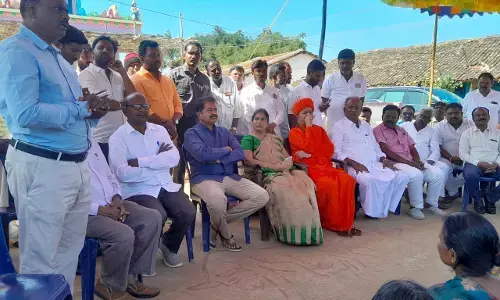 ಗೇರುಮರಡಿ ಗೊಲ್ಲರಹಟ್ಟಿಗೆ ಚಿತ್ರದುರ್ಗದ ಯಾದವಾನಂದ ಸ್ವಾಮೀಜಿ ಭೇಟಿ; ನಿವಾಸಿಗಳೊಂದಿಗೆ ಮಾತುಕತೆ