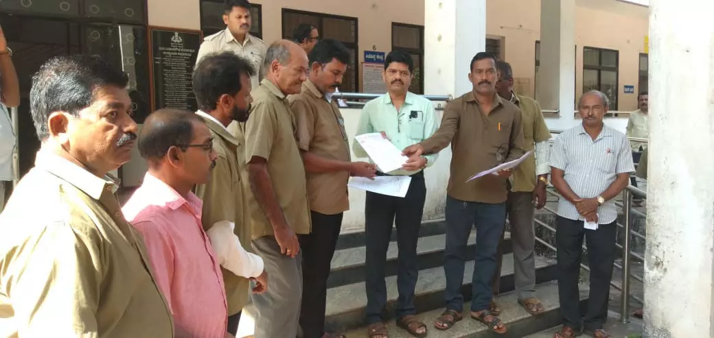 ಕುಂದಾಪುರ ನಗರದೊಳಗೆ ಸಂಚಾರ ನಿಷೇಧ: ಚಾಲಕರ ವಿರೋಧ ಕುಂದಾಪುರ ನಗರದೊಳಗೆ ಸಂಚಾರ ನಿಷೇಧ: ಚಾಲಕರ ವಿರೋಧ