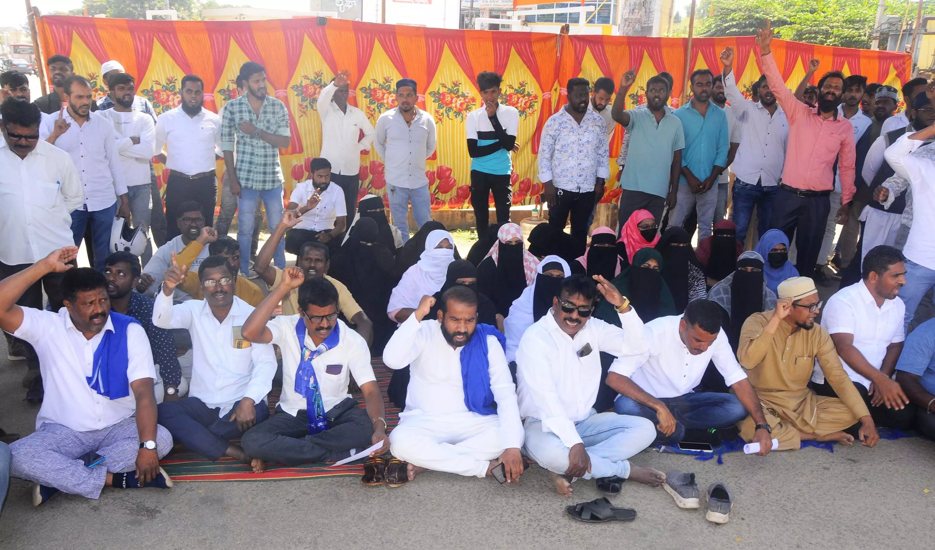 ಗೊಲ್ಲರಹಟ್ಟಿ ಅಸ್ಪಶ್ಯತೆ ಆಚರಣೆ, ಮೂಡಿಗೆರೆ ಹಲ್ಲೆ ಪ್ರಕರಣ: ಆರೋಪಿಗಳ ಬಂಧನಕ್ಕೆ ದಲಿತ, ಅಲ್ಪಸಂಖ್ಯಾತ ಸಂಘಟನೆಗಳ ವೇದಿಕೆ ಒತ್ತಾಯ ಗೊಲ್ಲರಹಟ್ಟಿ ಅಸ್ಪಶ್ಯತೆ ಆಚರಣೆ, ಮೂಡಿಗೆರೆ ಹಲ್ಲೆ ಪ್ರಕರಣ: ಆರೋಪಿಗಳ ಬಂಧನಕ್ಕೆ ದಲಿತ, ಅಲ್ಪಸಂಖ್ಯಾತ ಸಂಘಟನೆಗಳ ವೇದಿಕೆ ಒತ್ತಾಯ