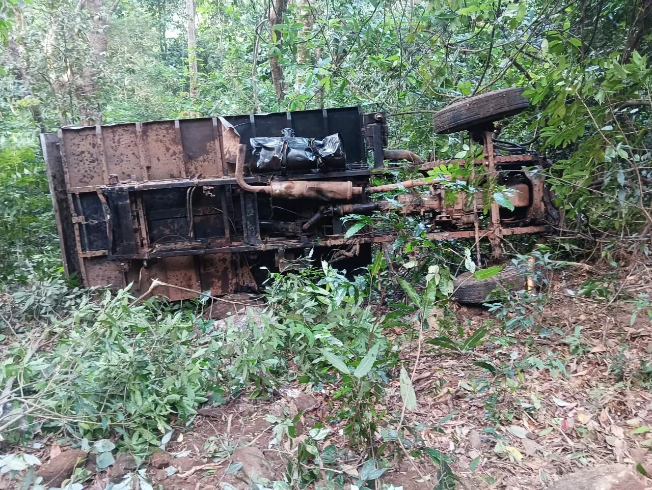 ಚಾರ್ಮಾಡಿ ಘಾಟಿ ವೀವ್ ಪಾಯಿಂಟ್ ನಲ್ಲಿ ಪ್ರಪಾತಕ್ಕೆ ಉರುಳಿದ ಟಿಪ್ಪರ್ ಚಾರ್ಮಾಡಿ ಘಾಟಿ ವೀವ್ ಪಾಯಿಂಟ್ ನಲ್ಲಿ ಪ್ರಪಾತಕ್ಕೆ ಉರುಳಿದ ಟಿಪ್ಪರ್