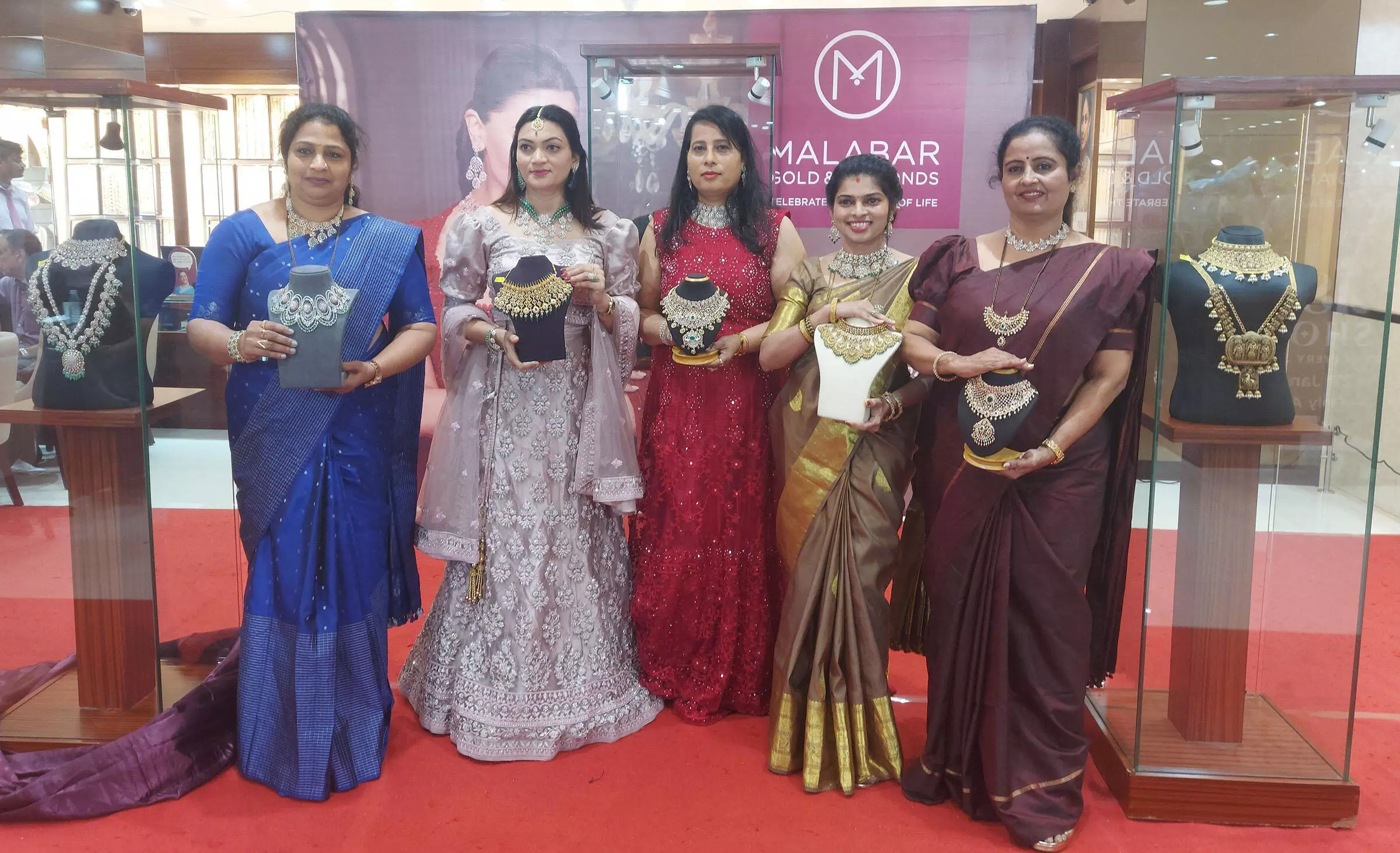 ಮಲಬಾರ್ ಗೋಲ್ಡ್ ‘ಆರ್ಟಿಸ್ಟ್ರಿ’ ಕಲಾತ್ಮಕ ಚಿನ್ನಾಭರಣಗಳ ಪ್ರದರ್ಶನಕ್ಕೆ ಚಾಲನೆ ಮಲಬಾರ್ ಗೋಲ್ಡ್ ‘ಆರ್ಟಿಸ್ಟ್ರಿ’ ಕಲಾತ್ಮಕ ಚಿನ್ನಾಭರಣಗಳ ಪ್ರದರ್ಶನಕ್ಕೆ ಚಾಲನೆ