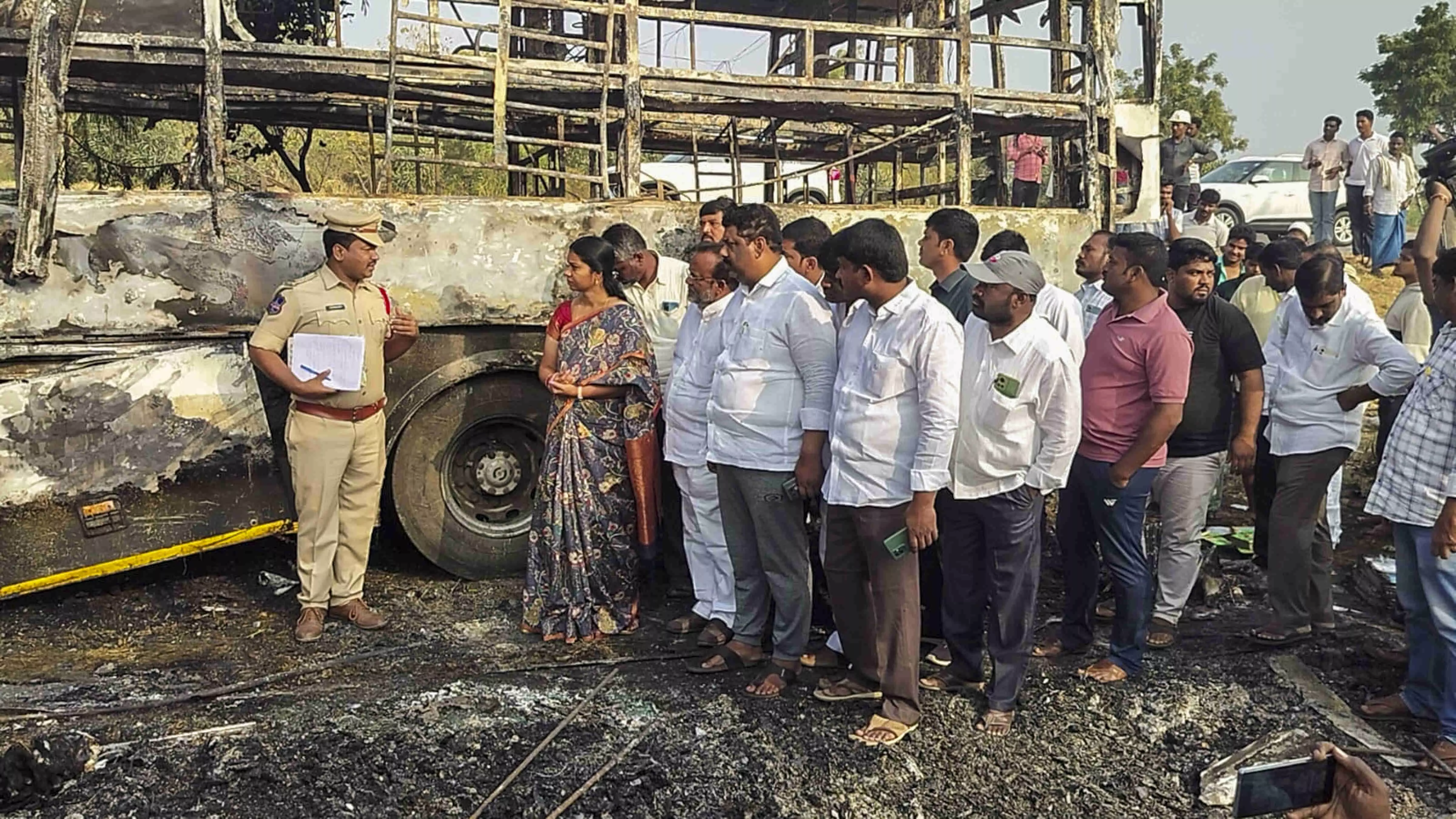 ನಿದ್ದೆಗೆ ಜಾರಿದ ಚಾಲಕ: ಬಸ್ ಪಲ್ಟಿಯಾಗಿ ಬೆಂಕಿ, ಮಹಿಳೆ ದಾರುಣ ಸಾವು ನಿದ್ದೆಗೆ ಜಾರಿದ ಚಾಲಕ: ಬಸ್ ಪಲ್ಟಿಯಾಗಿ ಬೆಂಕಿ, ಮಹಿಳೆ ದಾರುಣ ಸಾವು