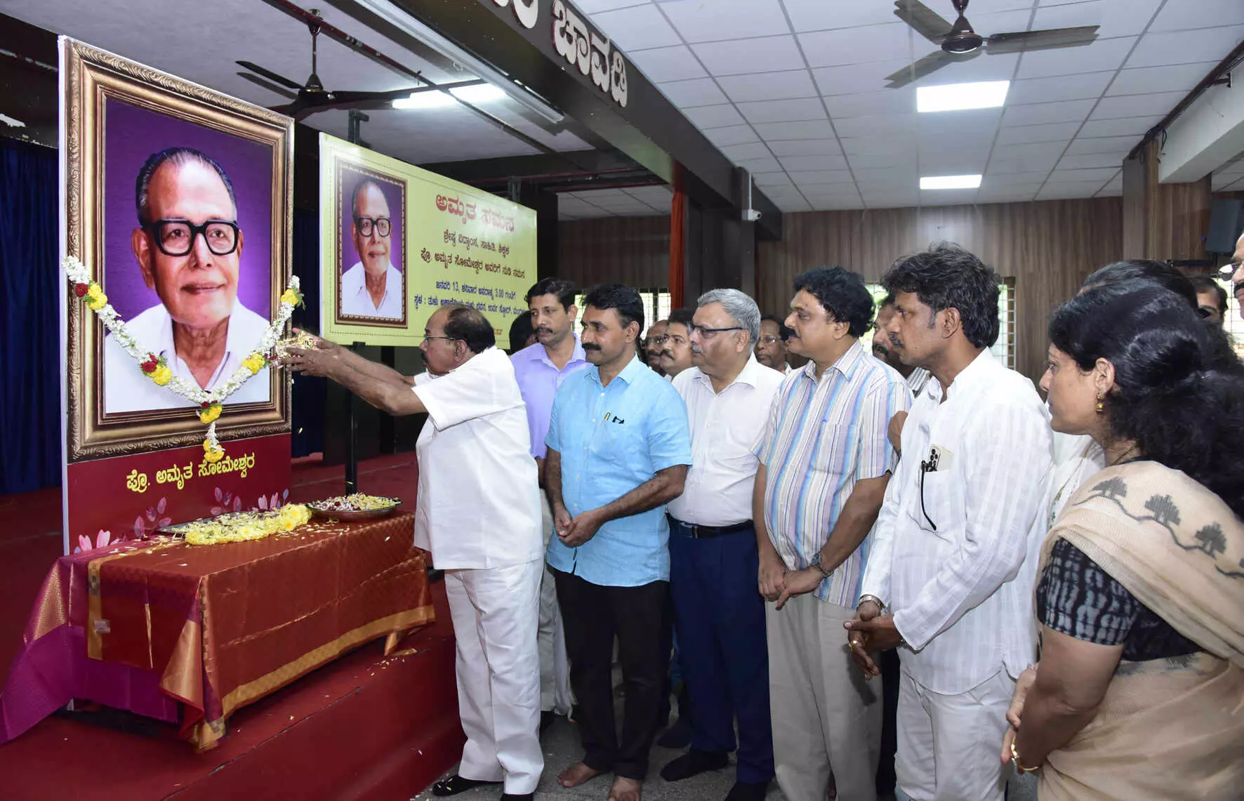 ಮಾನವೀಯ ಕಾಳಜಿಯೇ ಅಮೃತರ ಕೃತಿಗಳ ಜೀವಾಳ: ವೀರಪ್ಪ ಮೊಯ್ಲಿ ಮಾನವೀಯ ಕಾಳಜಿಯೇ ಅಮೃತರ ಕೃತಿಗಳ ಜೀವಾಳ: ವೀರಪ್ಪ ಮೊಯ್ಲಿ