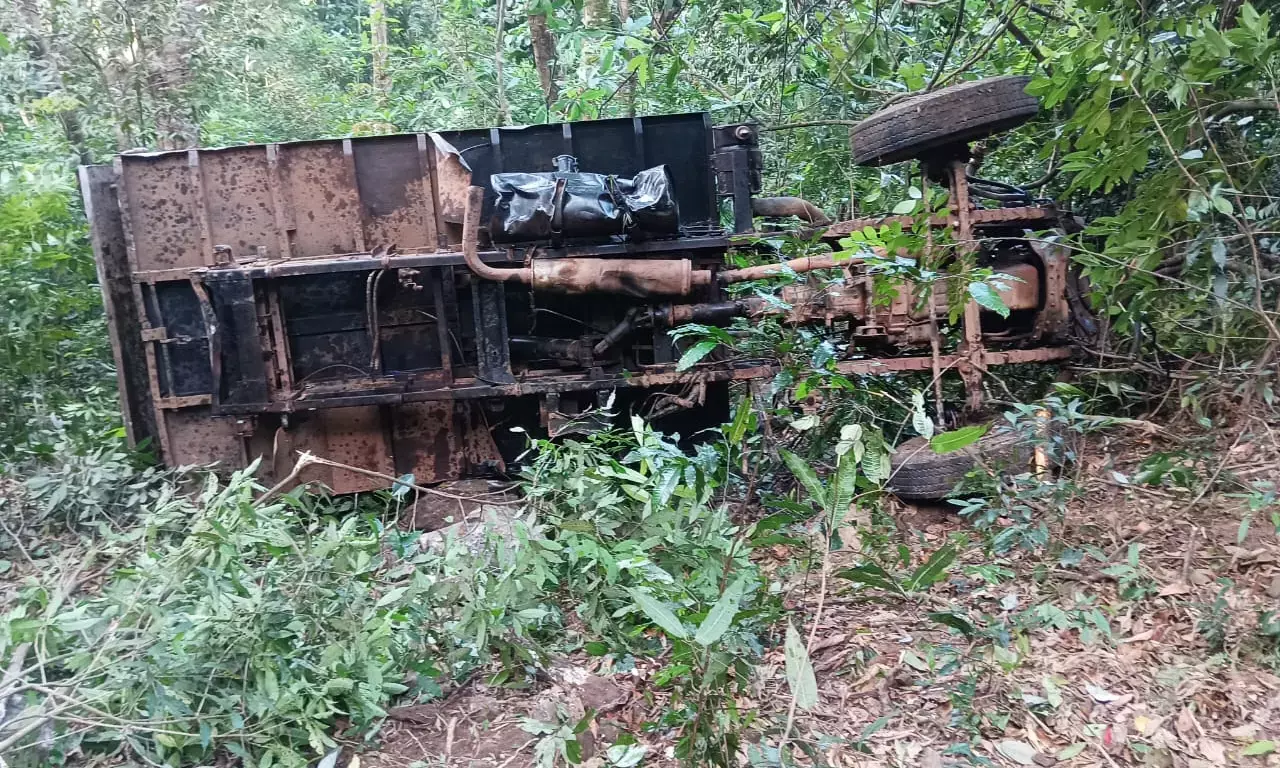 ಚಾರ್ಮಾಡಿ ಘಾಟಿ ವೀವ್ ಪಾಯಿಂಟ್ ನಲ್ಲಿ ಪ್ರಪಾತಕ್ಕೆ ಉರುಳಿದ ಟಿಪ್ಪರ್