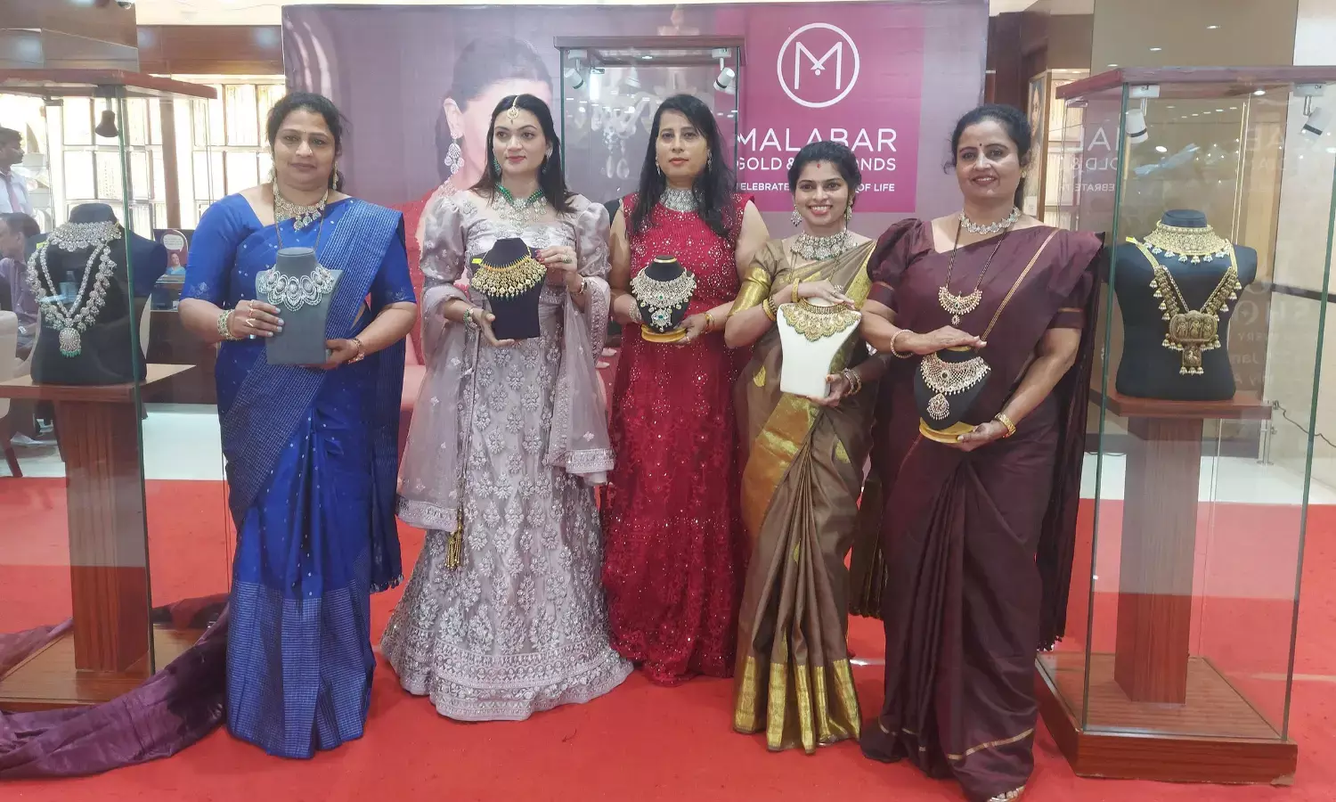 ಮಲಬಾರ್ ಗೋಲ್ಡ್ ‘ಆರ್ಟಿಸ್ಟ್ರಿ’ ಕಲಾತ್ಮಕ ಚಿನ್ನಾಭರಣಗಳ ಪ್ರದರ್ಶನಕ್ಕೆ ಚಾಲನೆ