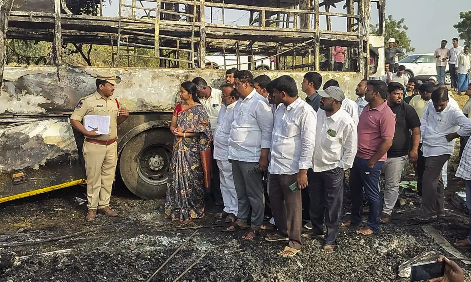 ನಿದ್ದೆಗೆ ಜಾರಿದ ಚಾಲಕ: ಬಸ್ ಪಲ್ಟಿಯಾಗಿ ಬೆಂಕಿ, ಮಹಿಳೆ ದಾರುಣ ಸಾವು