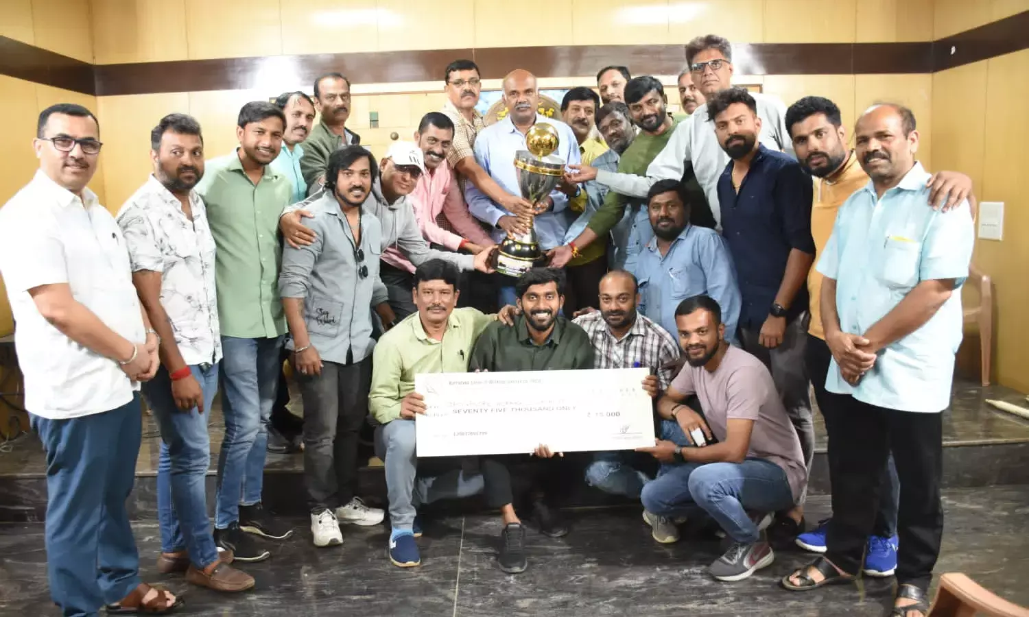 ‘ರೋಹನ್ ಕಪ್’ ಕ್ರಿಕೆಟ್ ಟೂರ್ನಿ: ಚಾಂಪಿಯನ್ ಬೆಂಗಳೂರು ನಗರ ತಂಡದಿಂದ ಬಹುಮಾನ ಮೊತ್ತ ದ.ಕ. ಜಿಲ್ಲಾ ಘಟಕಕ್ಕೆ ಸಮರ್ಪಣೆ
