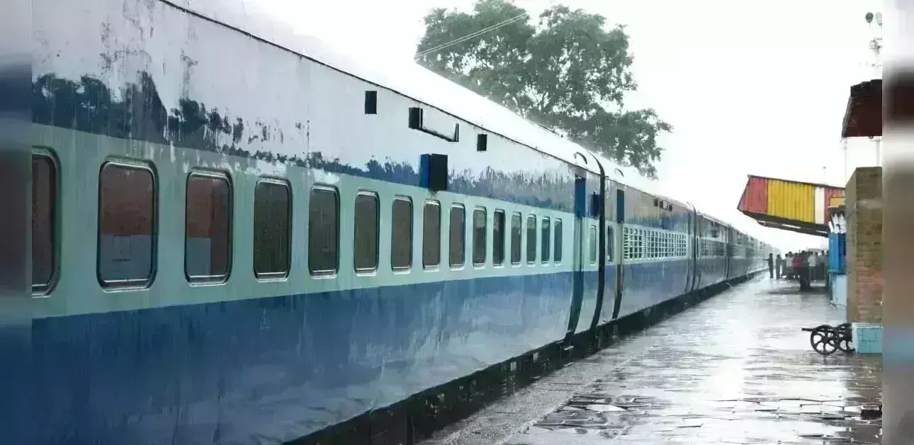 ಉತ್ತರಪ್ರದೇಶ ರೈಲು ಢಿಕ್ಕಿ : ಓರ್ವ ವಿದ್ಯಾರ್ಥಿನಿ ಸಾವು, ಮತ್ತೋರ್ವೆಗೆ ಗಾಯ