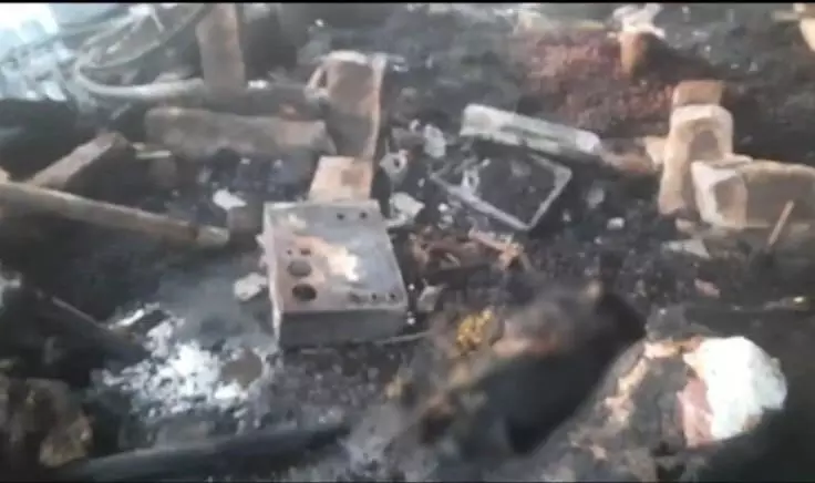 ತುಮಕೂರು | ದನದ ಕೊಟ್ಟಿಗೆಗೆ ಬೆಂಕಿ: 25 ಮೇಕೆ, 9 ಹಸುಗಳು ಸಜೀವ ದಹನ ತುಮಕೂರು | ದನದ ಕೊಟ್ಟಿಗೆಗೆ ಬೆಂಕಿ: 25 ಮೇಕೆ, 9 ಹಸುಗಳು ಸಜೀವ ದಹನ