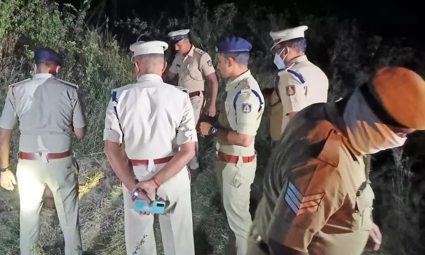 ಮಂಡ್ಯ | ನಗ್ನ ಸ್ಥಿತಿಯಲ್ಲಿ ಮಹಿಳೆಯ ಮೃತದೇಹ ಪತ್ತೆ: ಅತ್ಯಾಚಾರಗೈದು ಕೊಲೆ ಶಂಕೆ ಮಂಡ್ಯ | ನಗ್ನ ಸ್ಥಿತಿಯಲ್ಲಿ ಮಹಿಳೆಯ ಮೃತದೇಹ ಪತ್ತೆ: ಅತ್ಯಾಚಾರಗೈದು ಕೊಲೆ ಶಂಕೆ